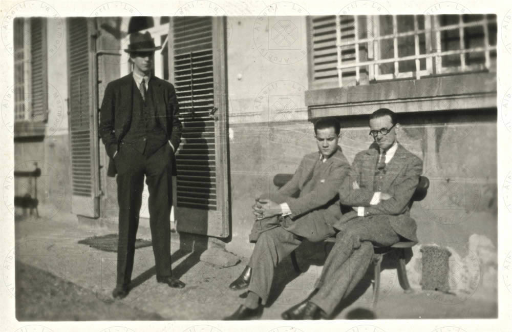 Da sinistra Nicola Chiaromonte, Alberto Moravia, Umberto Morra di Lavriano, nella casa di Morra a Cortona.